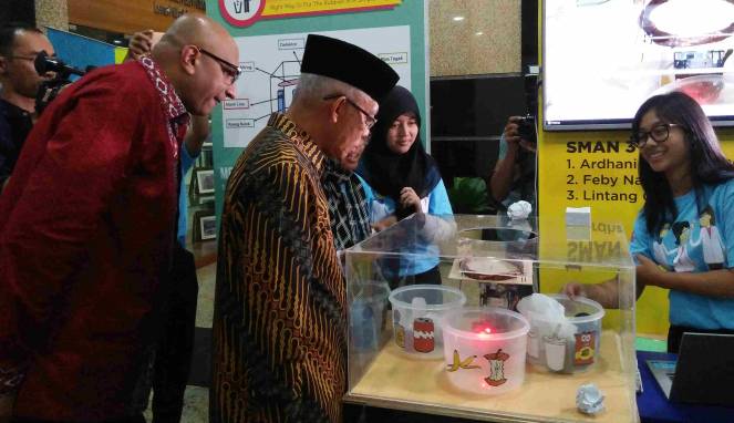 Siswi SMAN 3 Malang Bikin Robot Pemilah Sampah