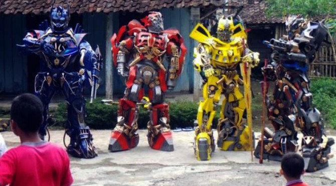 5 Pemuda Buat Robot Transformers demi Menyambung Hidup
