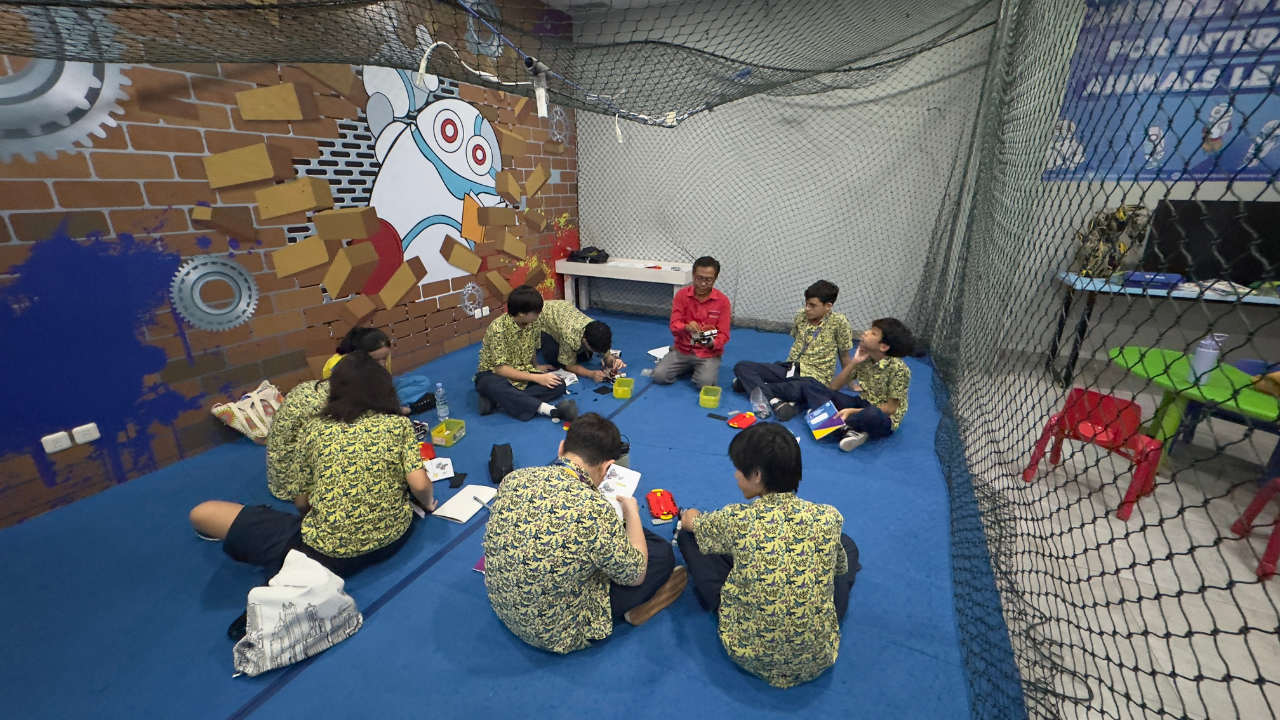 Teacher teaching robotics